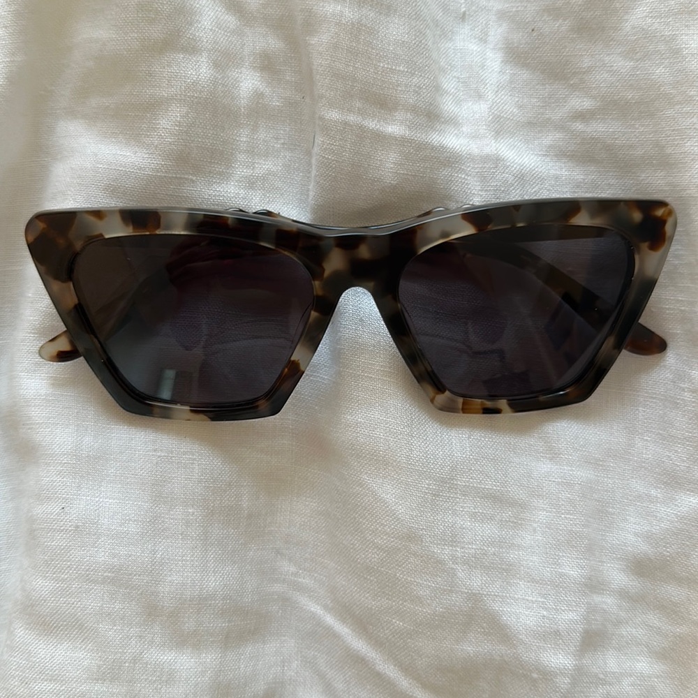 Illesteva Lisbon Sunglasses in Tortoise Shell with Case